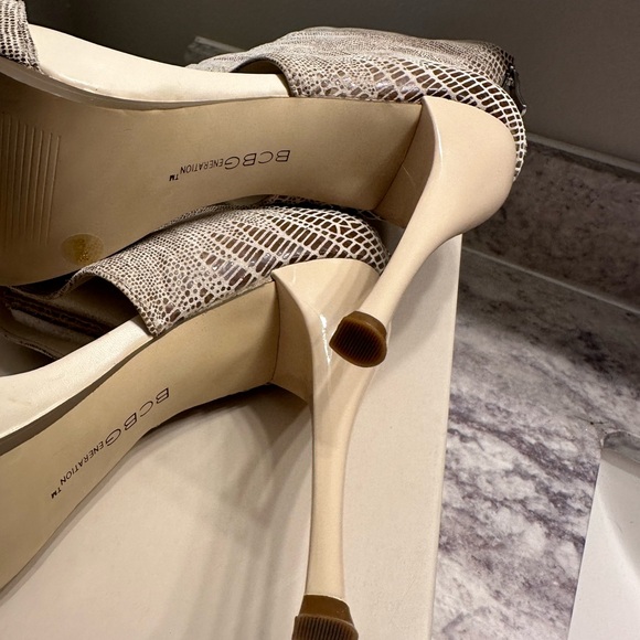BCBG Maemi Suede Snake Print Heels size 8 NIB - Picture 3 of 9